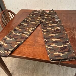 Levi's ‘94 Baggy Cargo Pants Women's 28x30 Mid-Rise Camo NWT